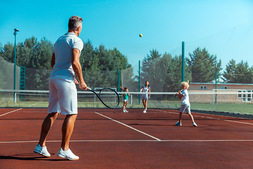 Lớp học tennis cho gia đình có gì?